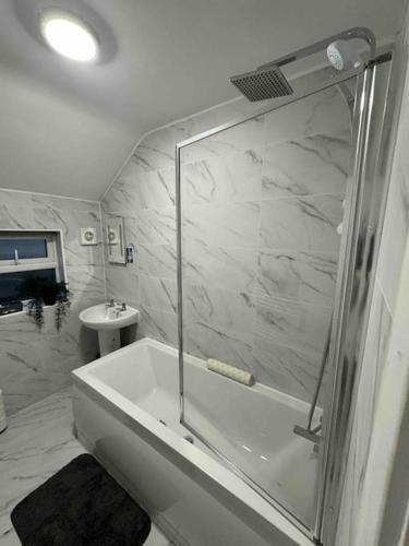 The Ideal Spacious Home, Бирмингем (фото 8)