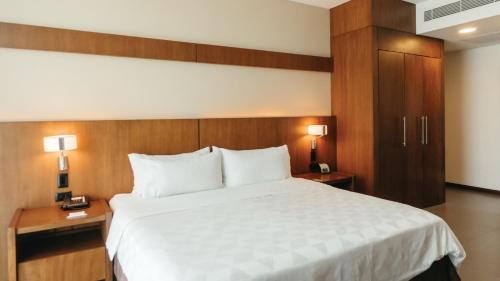 Standard King Room with City View image 8