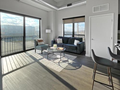 2br 2 Ba Apt Downtown Whot Tub & Amenities! in Des Moines, USA