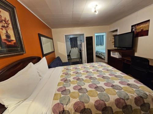 Deluxe Queen Room with Two Queen Beds with Kitchenette