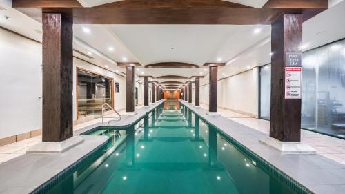 Swimming pool, Oaks Sydney Goldsbrough Suites near Three Rosettas Espresso Bar & Cafe