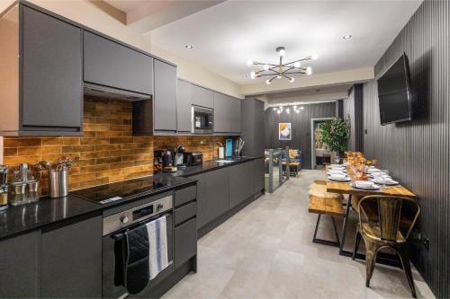 Modern & Funky 3-BR Duplex with Games Room & Sauna, London