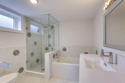 Luxurious & Modern 4BR House w/ 3 Car Parking, Burlington (zdjęcie 3)