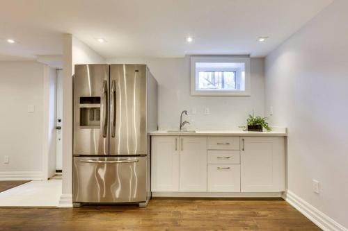 Luxurious & Modern 4BR House w/ 3 Car Parking, Burlington (zdjęcie 5)
