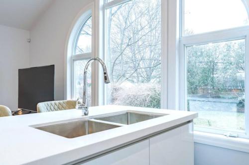 Luxurious & Modern 4BR House w/ 3 Car Parking, Burlington (zdjęcie 9)