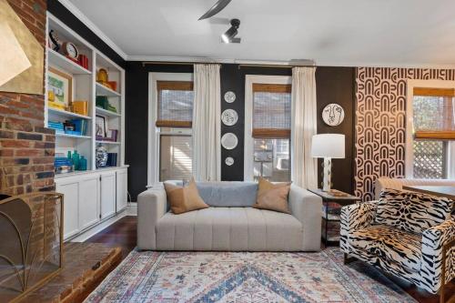 Large historical home w/ fire pit, chef kitchen. in Memphis, USA