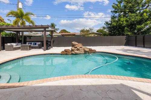 Paradise with private pool Sleeps 10 near the beach in Sunrise, USA