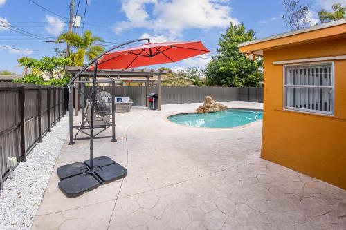 Paradise with private pool Sleeps 10 near the beach in Sunrise, USA