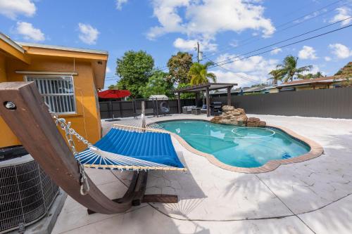 Paradise with private pool Sleeps 10 near the beach in Sunrise, USA