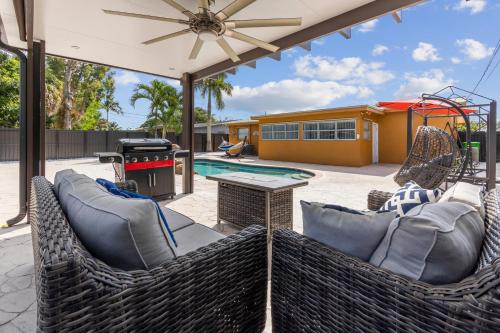 Paradise with private pool Sleeps 10 near the beach in Sunrise, USA