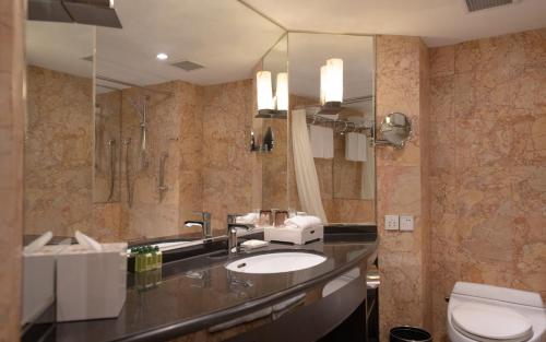 Jinling Tower Graceful Executive Room (King) image 5