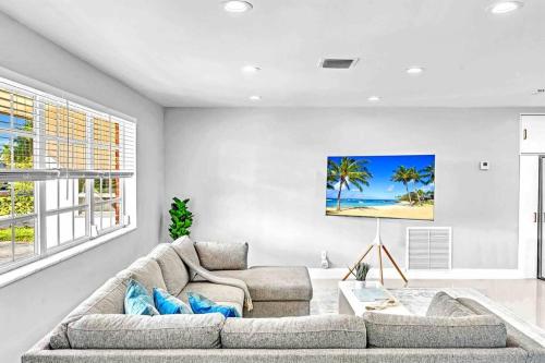 6BR Modern Villa in The Heart of Hollywood in Hollywood, USA