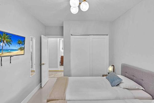6BR Modern Villa in The Heart of Hollywood in Hollywood, USA