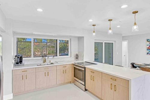 6BR Modern Villa in The Heart of Hollywood in Hollywood, USA
