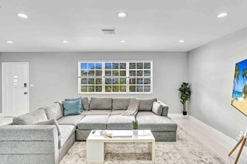 6BR Modern Villa in The Heart of Hollywood