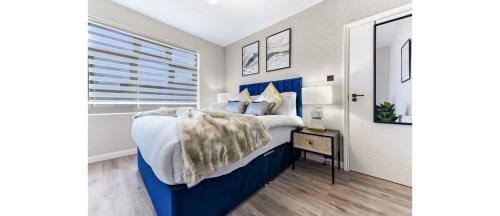 Stylish 3BR Home with Garden Sleeps 6, Londra