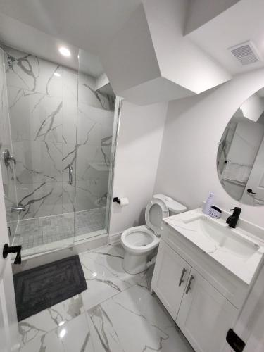 Zuhanyzó, New Modern cozy room in Innisfil in Innisfil (ON)