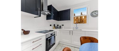 Huge, Brand-New Flat for Friends & Families!