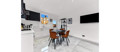 Huge, Brand-New Flat for Friends & Families!