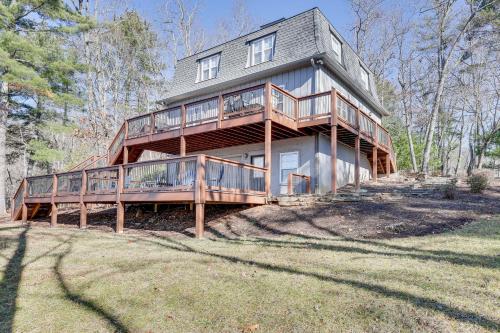 Stunning Hayesville Retreat 2 Mi to Lake Chatuge in Hayesville, USA