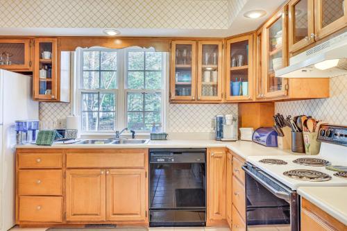 Stunning Hayesville Retreat 2 Mi to Lake Chatuge in Hayesville, USA