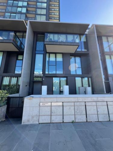 Melbourne Edge Waterfront Townhouse