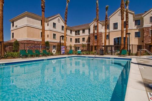 Swimming pool, Staybridge Suites Palmdale in Palmdale (CA)