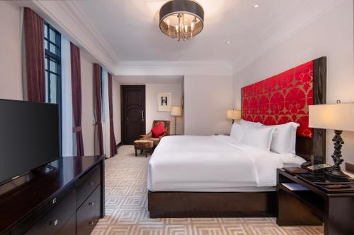 Boutique Balcony King Room -  Welcome Fruit & Snacks & Beer * 1 per stay ( up 2 persons ) image 2