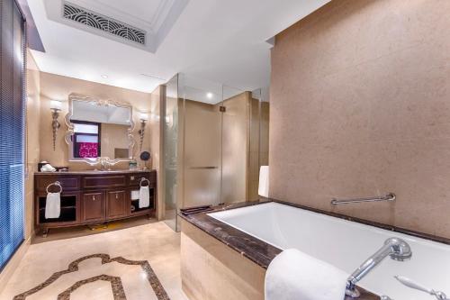 Boutique Balcony King Room -  Welcome Fruit & Snacks & Beer * 1 per stay ( up 2 persons ) image 6