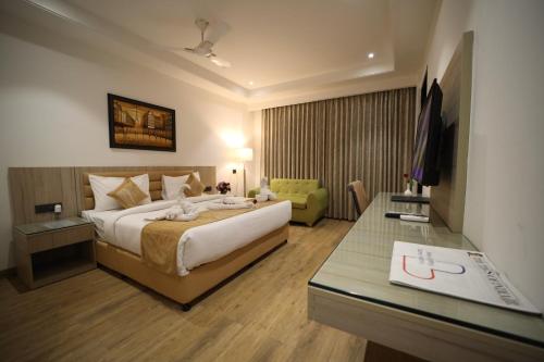 Double Room with Garden View image 9