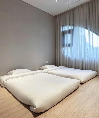 2 double beds, 1 twin bed, 2 futon beds