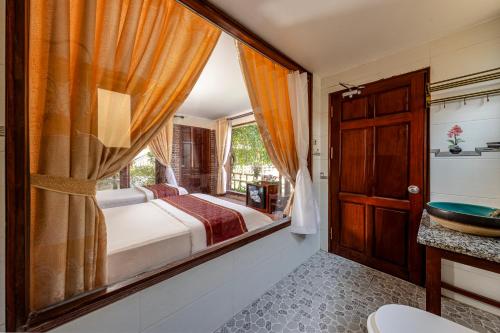 room detail thumbnail 1