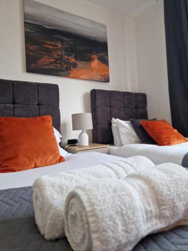 Modern 4-bed house with garden & parking