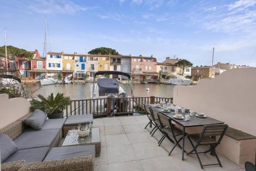 Sur le Port Grimaud - parking - Location saisonnière - Grimaud