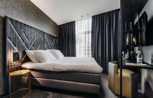 Classic Double Room image 9