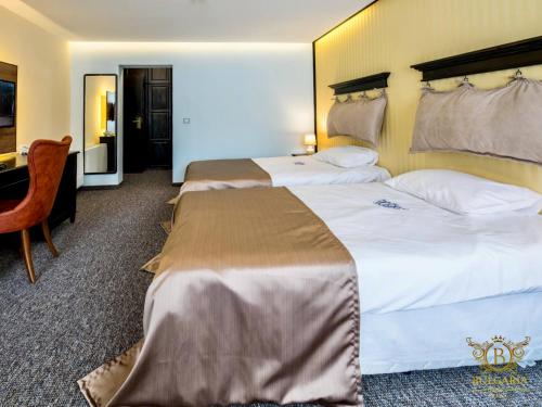 Twin Room image 7