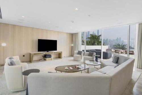 Five Palm Luxury Beach Villa with Private Pool, Panoramic Views, and Jacuzzi by Exclusive Holiday Homes, Dubai (photo 10)