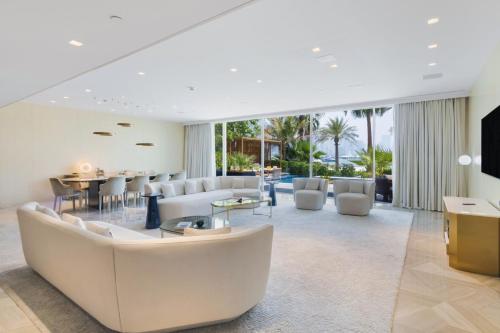 Five Palm Luxury Beach Villa with Private Pool, Panoramic Views, and Jacuzzi by Exclusive Holiday Homes, Dubai (photo 2)