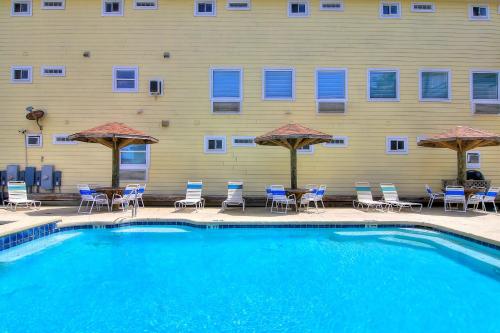 Beachgate Condo Suites and Hotel 438 condo thumb 3