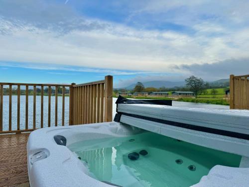 شرفة/ تراس, Luxury Langham Lodge in كليزورى