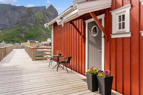 Reine Rorbu, Amaliebua Reine Rorbu, Amaliebua