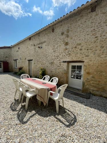 Le Gîte du Prieuré (Le Gite du Prieure) in Bellefond