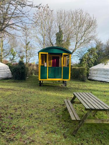 Le Village Insolite yourte et roulotte in Cancale