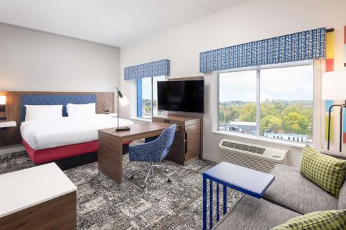 Hampton Inn & Suites by Hilton Rochester Downtown near สนามกีฬาบลู ครอส
