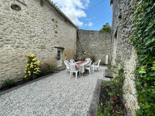 Le Gîte du Prieuré (Le Gite du Prieure) in Bellefond