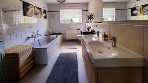 Bathroom, luxuriose Ferienwohnung mit privatem Wellnessbereich in Dautphe