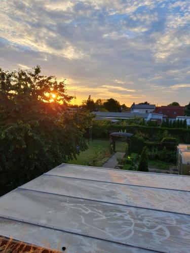 Neumühler Hof- Ferienwohnung "Benjamin", mit einer großen privater Dachterasse, entspannter Atmosphäre mit Sonnenuntergang