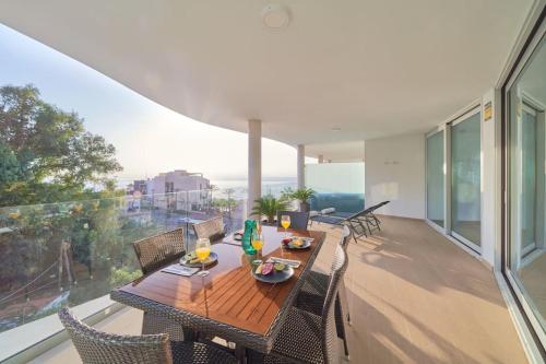 Seaview Splendor 2-BR luxury, huge terrace