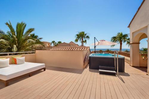 Deluxe Three Bedroom Suite with Hot Tub and Sea View