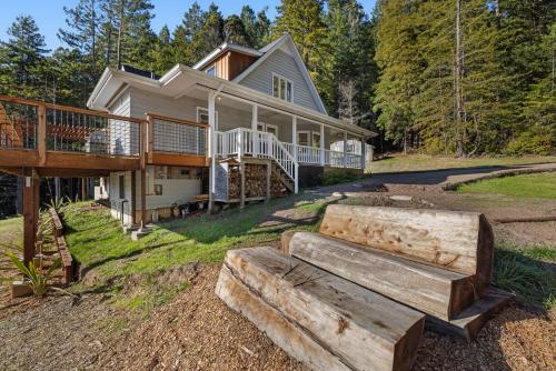 Expansive retreat with ridge top views & hot tub in Little River (CA)